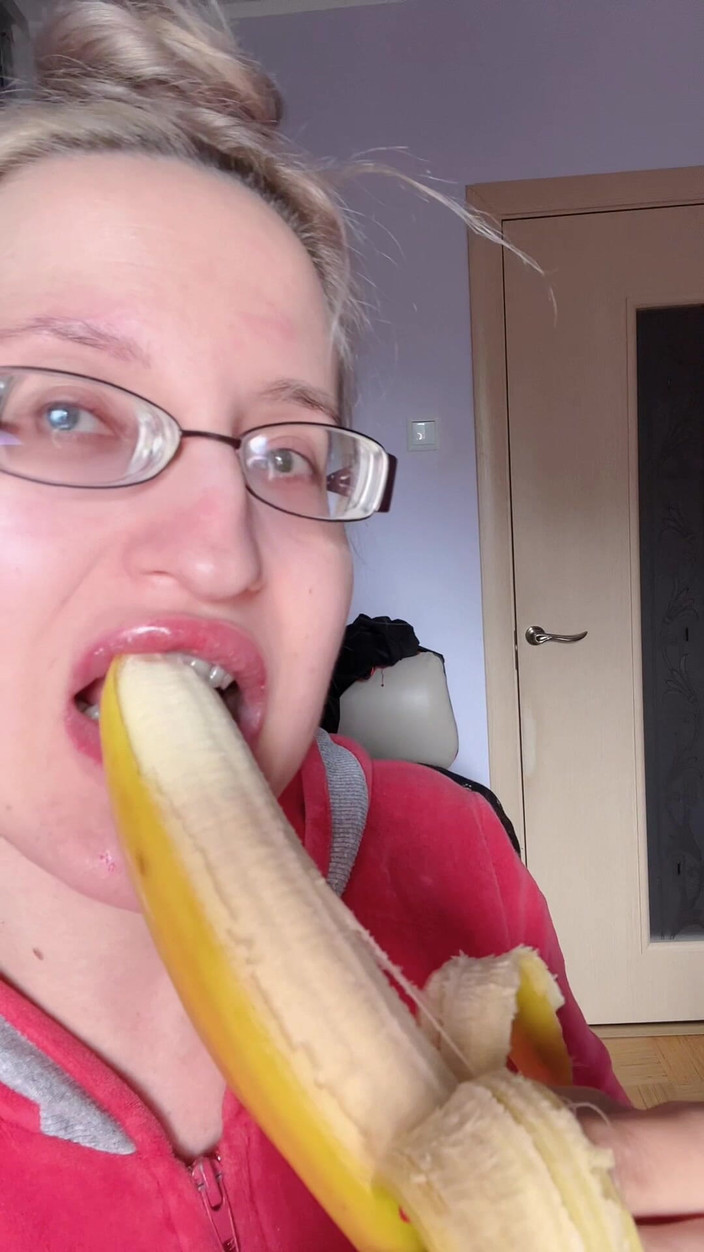 FinDom Goaldigger: Asmr comiendo banana pink lipstick - fetiche labial fetiche de comida...