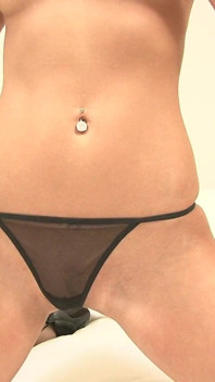 Junges sunburnt floozie lacey zieht ihre schwarzen dessous aus und reibt ihre muschi mit Didlo