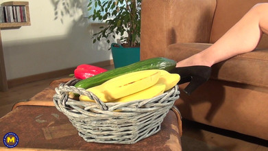 Mature NL: सुनहरे बालों वाली परिपक्व गृहिणी Martine सोफे पर खीरे के साथ खेलती है