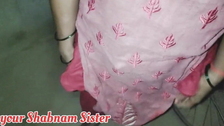Hot Nisha bhabhi: Bhabhi desi berkongkek di bilik stor dengan teman lelaki jiran.
