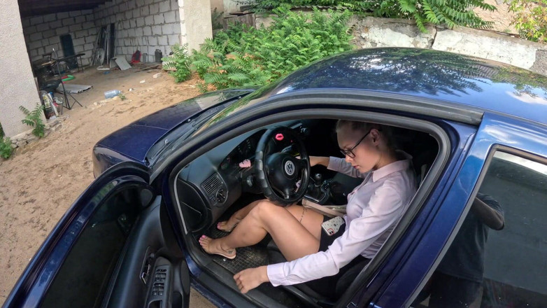 HotPrincessUA: 女商人秘密车在摇晃和玩假阳具时遇到麻烦