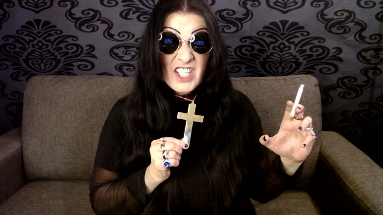 Abby Anna: Halloween Ozzy Cosplay MILF Palenie