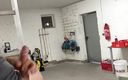 Twinkboy studio: Un bel Allemand se branle dans la salle de stockage...