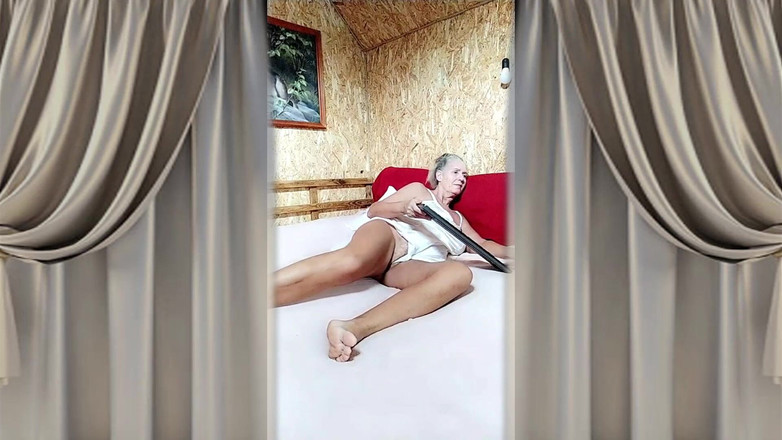 Lukerya: Ibu rumah tangga hot lukerya lagi asik muasin memeknya pakai...