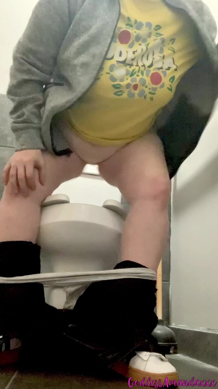 Goddess Amanda: बाथरूम में खूबसूरत विशालकाय महिला बड़े कूल्हे