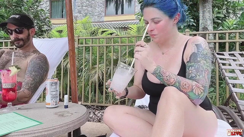 Penny Pax: Penny Pax se fait draguer au bord de la piscine...