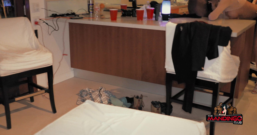 The Mandingo Club: Kunjungan cewek sange rambut pirang ke pesta swinger sama kontol...