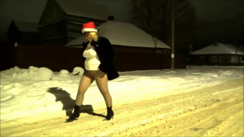 RedRoseRus: Cheeky catwalks new years eve without panties-full video