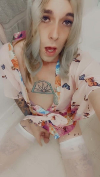CarmenMelatonin: Kimono Kiss babe wants cock