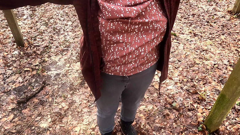 Bouncy Tits Action: Bogel Torso di Dalam Hutan