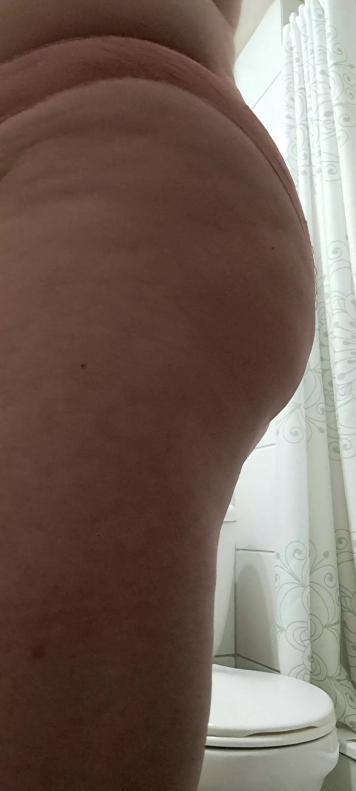 Mommy big hairy pussy: Ibu tiri pamer memek berbulunya sambil pakai celana dalam