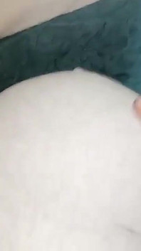Anal futut în curul strâmt când mama vitregă s-a blocat sub pat în timp ce face curățenie