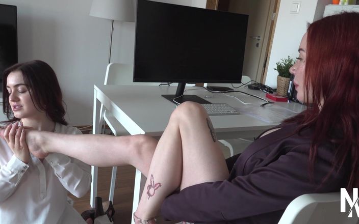 Nikky Thorne: En rödhårig sekreterare med en het tatuerad kropp får fötterna...