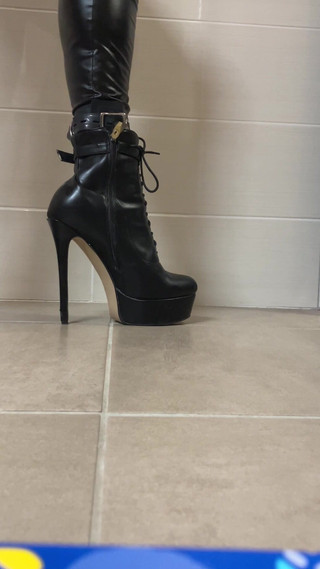 Celiasm: Latexová ponožka na vysokém podpatku