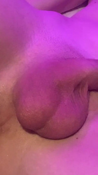 Rothaariger teen-twink spielt mit dildo