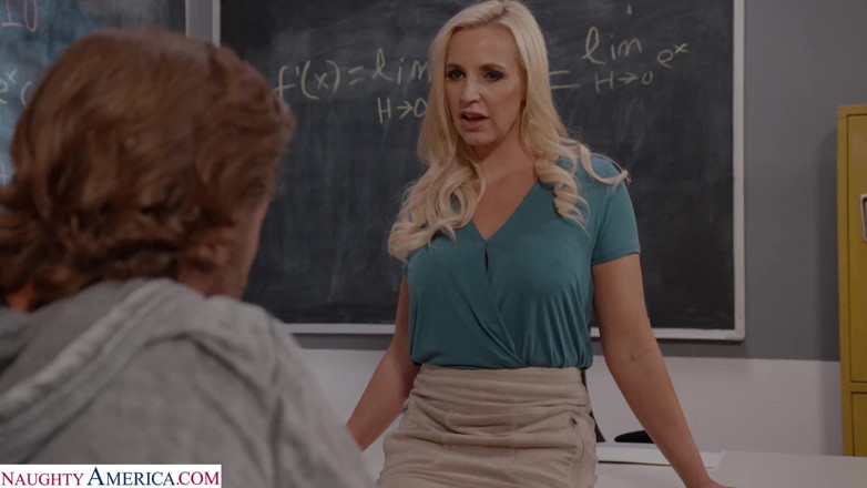 Naughty America: Profesoara sexy Sophia West își fute elevul în clasa ei!!