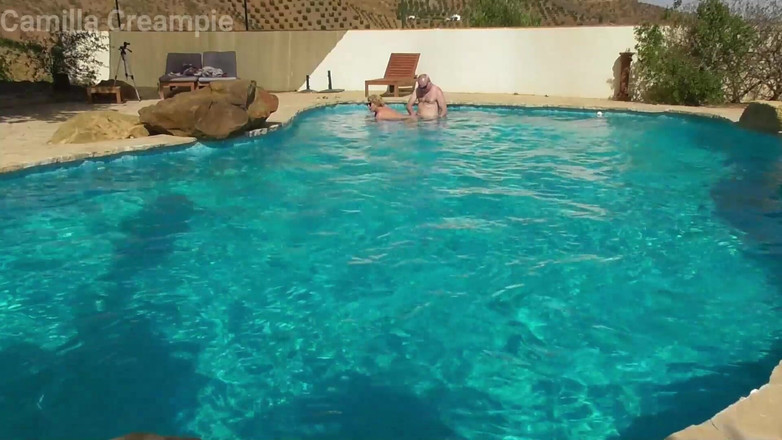 Camilla Creampie: Nogmaals neuken in het zwembad