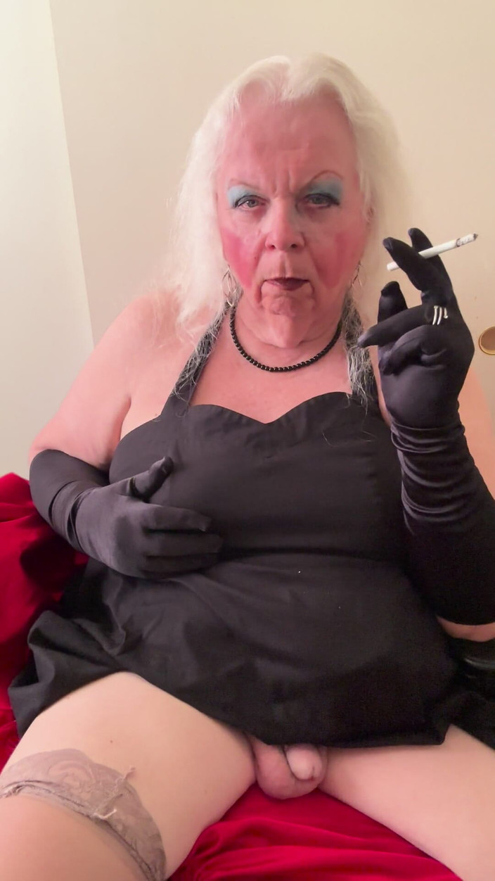 Constance: Merokok dan kencing