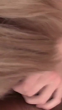 Blondes küken bekommt ihre muschi von einem älteren mann mit großem schwanz geritten