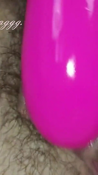 Mokrá chlupatá kundička masturbuje s vibrátorem zblízka amatérská ruská modelka MILF Ginnagg