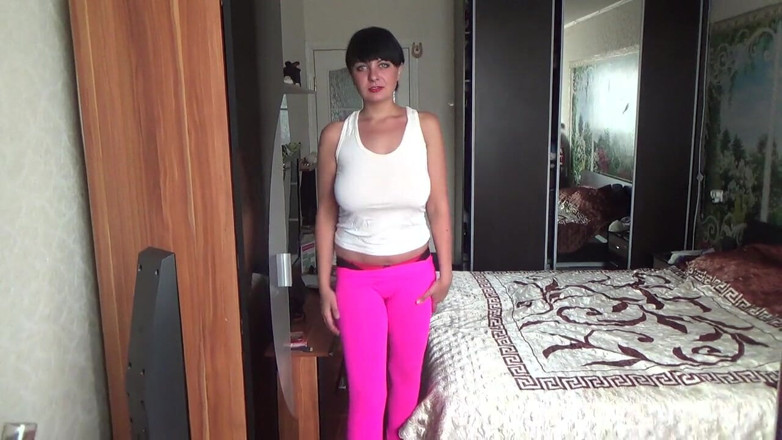 Sexy Milf: केट सेक्सी योग पैंट हाई हील्स और शॉर्ट व्हाइट टॉप में घूम रही है