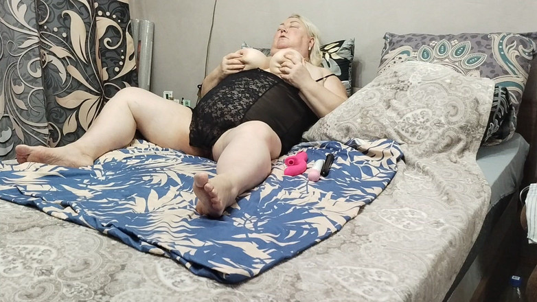 Zona901: Suegra se acaricia a sí misma y a su gran...