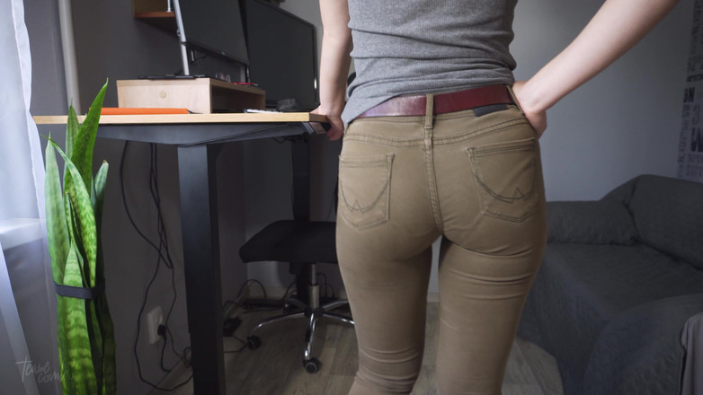 Teasecombo 4K: Una donna calda in jeans attillati cammina e stuzzica la...