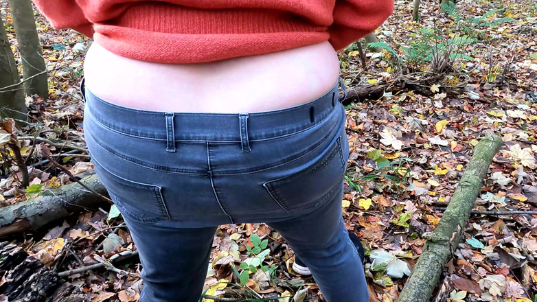 Bouncy Tits Action: Bli naken och sprid dina ben jag kommer att slå...