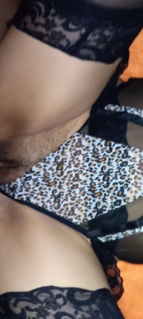 Mxfun30: seksi adhovastr vaali chodne laayak mammi ne apni gili choot...