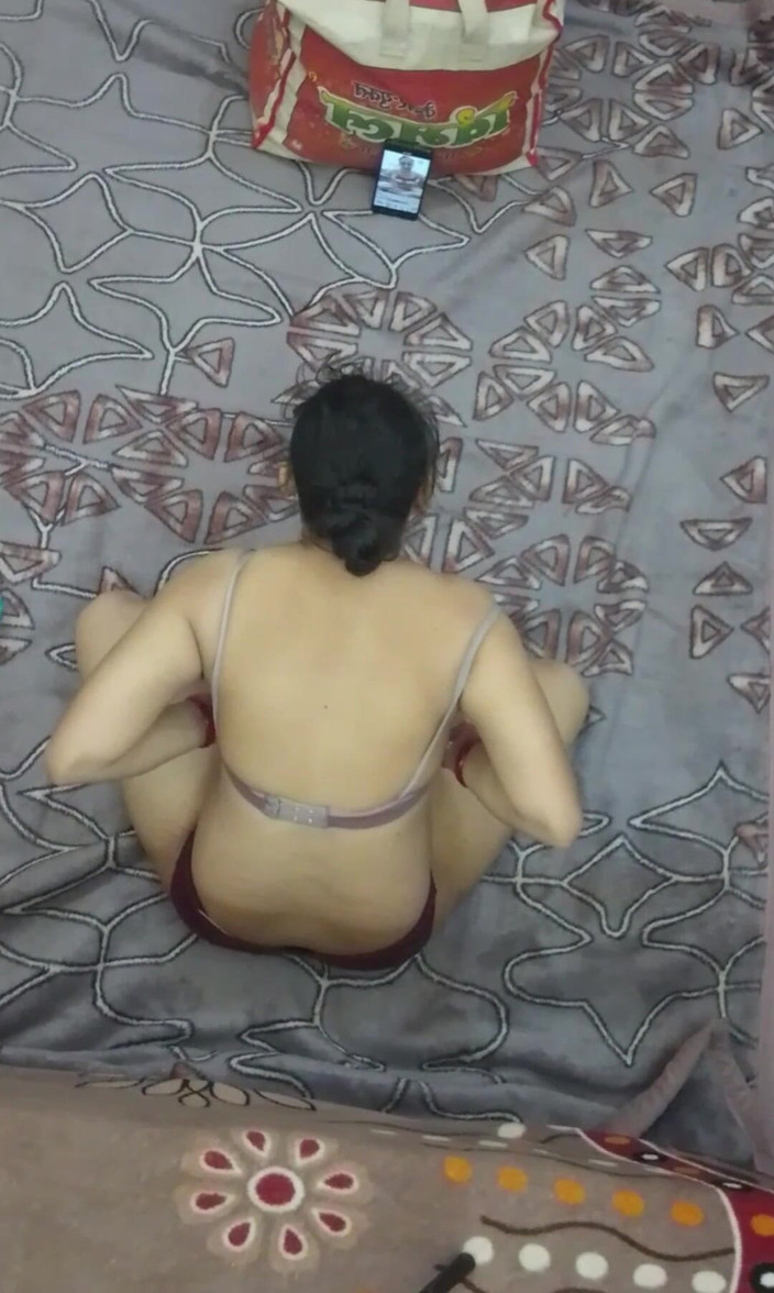 Khushboobhabi: Tetanggaku minta memeknya di panggilan video