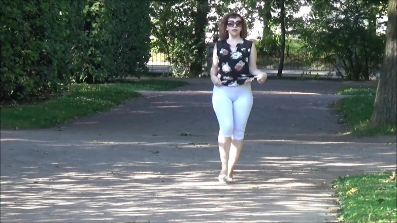 RedRoseRus: Cururi mari în colanți albi la plimbare