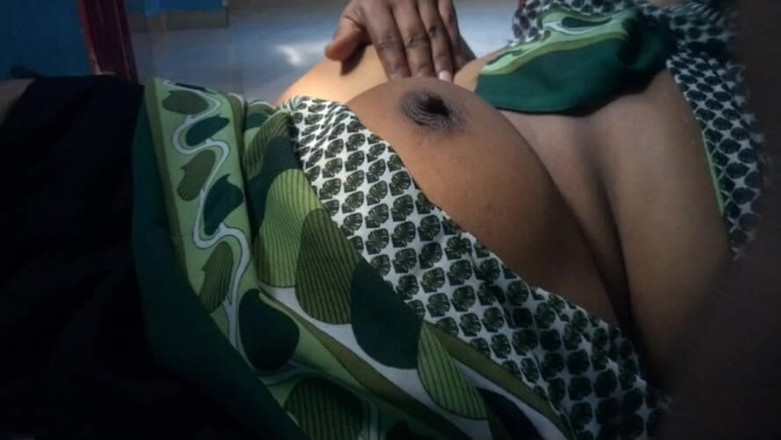 Tamil lesbian: Tamilská sexy prsa sání muslimské tetičky