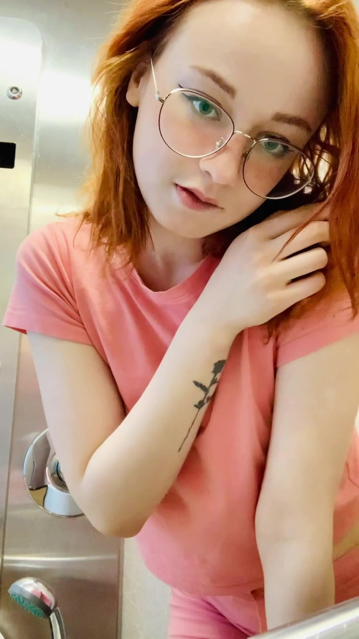 Sheryl X Sinclair: Škádlení a masturbace na záchodě ve vlaku!