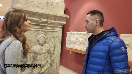 Immoral Family: Bratty英国女郎和她的继父一起去博物馆