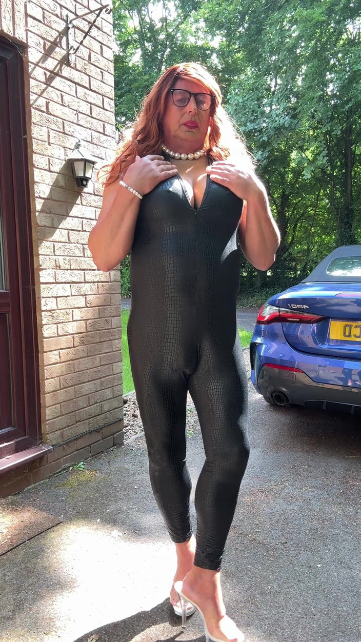 Kellycd2022: Sexy Crossdresser Kellycd2022 en catsuit de pvc negro y tacones