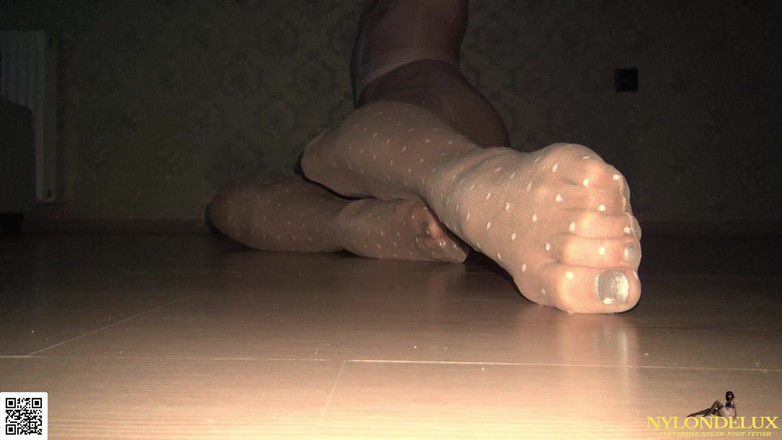 Nylondelux: Păstrează-ți calmul și linge-mi picioarele în ciorapi