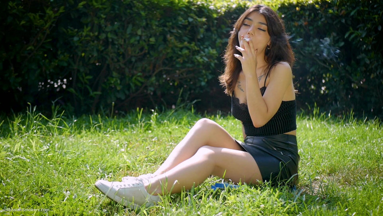 Russian Smokers: Arina Merokok 120mm Rokok Di Luar Rumah