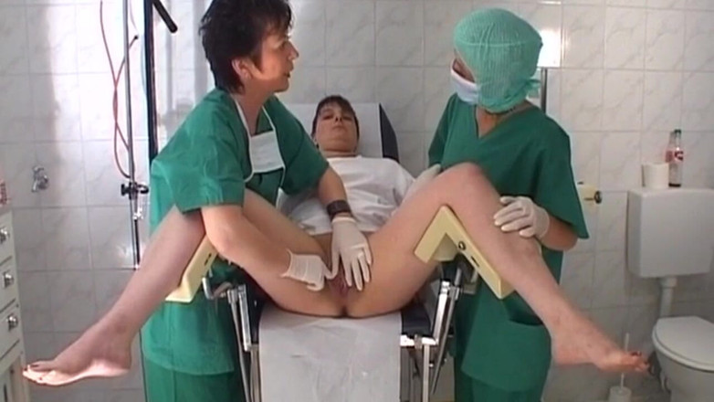 THAGSON CORE: Geile Krankenschwestern dehnen patienten mit massivem lila dildo