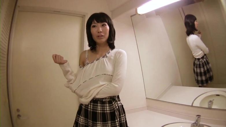 Asian Mature Climax: Kleine asiatische brünette mit kleinen titten entleert schwanz im badezimmer