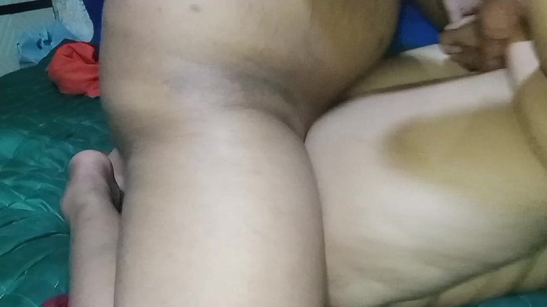 Babang endut: Милфа лижет киску и клитор