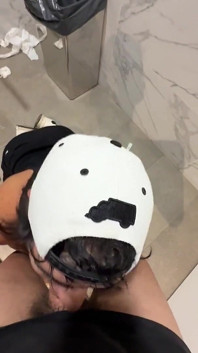 Hậu môn bị phá hủy trong phòng tắm trung tâm mua sắm bởi một con gà trống khổng lồ !!