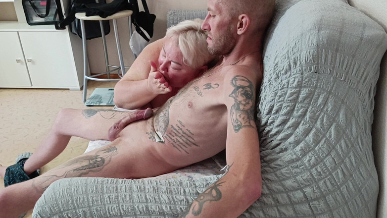 Zona901: Macocha tak dobrze ssie kutasa, aż spuszczę