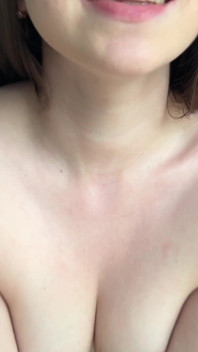 Brune Sexy Avec Un Gros Derrière, Elle Chevauche Un Énorme Et a Un Orgasme.