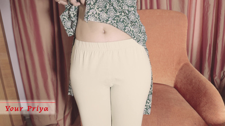 Your Priya: Pembantu rumah panas Priya menikmati alat penggetar apabila pemilik menggodanya...
