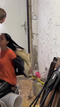Madrastra inesperada chupa hijastro trabajador de la construcción?! Se corre en la boca