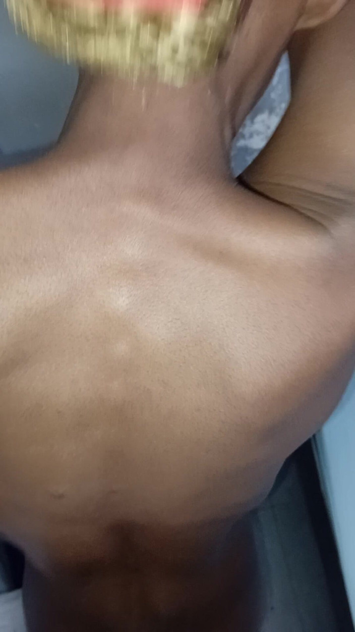 hothouse18xxx: Calda Ragazza Nera Che Scopa in Tacchi Alti Pecorina E...