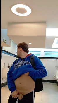 Ich wurde erwischt, als ich auf der männer-toilette mit einem weichen schwanz angetreten bin und fast rausgespritzt worden