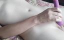 Mary pussy for sperm: Orgasme féminin - une MILF sexy jouit en solo - masturbation géniale...