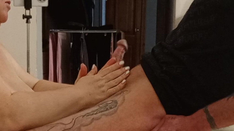 Zona901: Une voisine fait une branlette avec une bite à l’huile