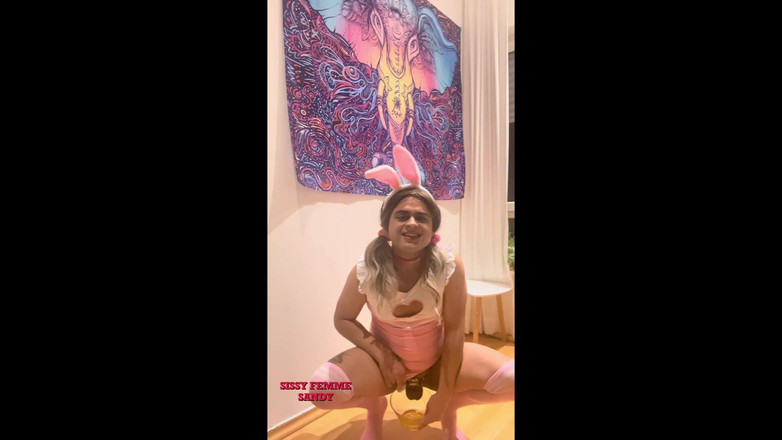 Femme Sandy: Chastity Sissy: Kencing di mangkuk &amp; telan sperma (baju kelinci)